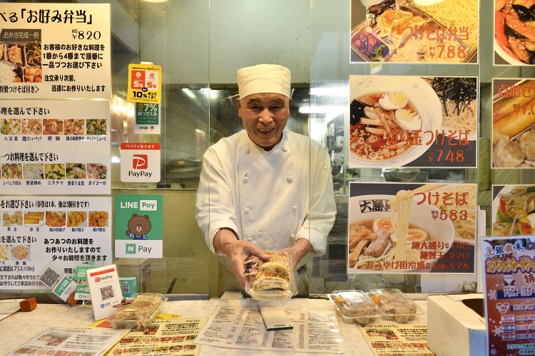 なんと名物のつけそばは、つけそば弁当788円として持ち帰りもできる。ほかにもおかずを選べるお好み弁当820円など、お得感たっぷりのメニューが並ぶ。