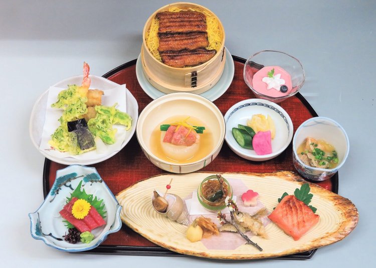 うなぎのせいろ蒸しが付いた花ごよみ4500円。※仕入れにより内容は変更あり。