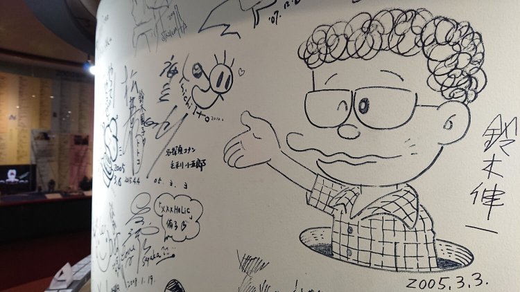 柱にはアニメ作家や有名漫画家たちのサインが！