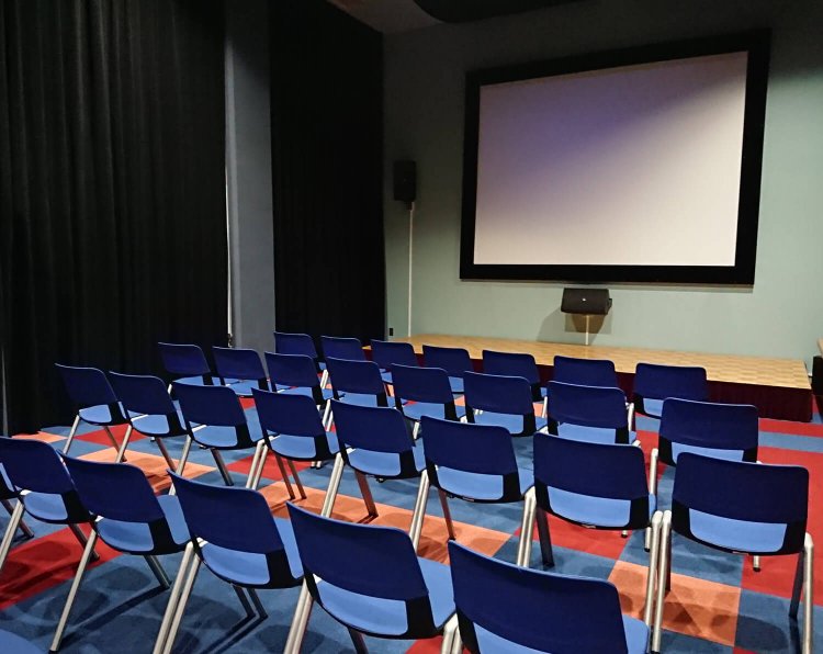  アニメシアター。150インチのスクリーンと5.1chサラウンドは大迫力。