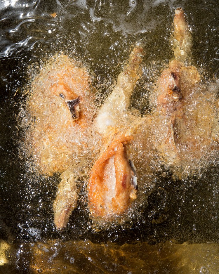 高低温と余熱を駆使し、4度揚げを独自に研究。