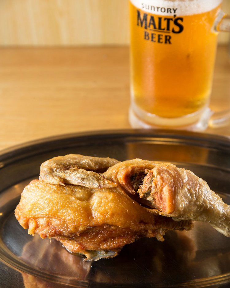 月鳥名物ひな鳥素揚げ半身1990円～（大きさで変動あり、店内別途消費税）、サントリーモルツ中生590円。