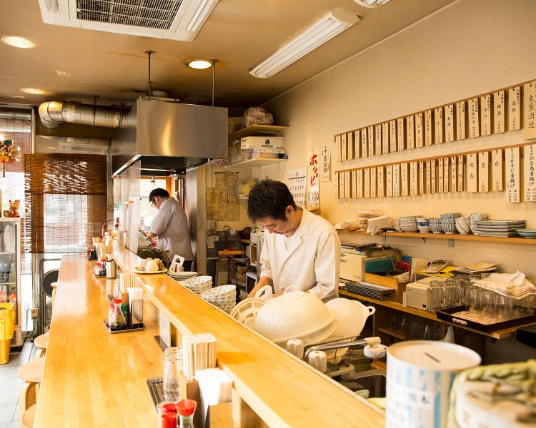 カウンター8席の他、テーブル1卓あり。持ち帰り窓口あり。