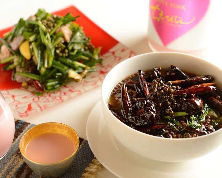 四川生山椒と発酵唐辛子 パクチーの辛い和え物1980円。青花椒魚片 タラの煮込み青山椒と唐辛子オイルがけ1980円。