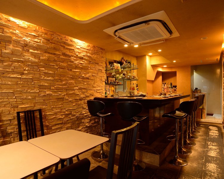 多様な日本酒を取り揃えつつ、約30種を店内でさらに熟成。いい塩梅のものをチョイスし、日替わりで提供している。柘植さんは本場の食材を入手するため定期的に中国へ渡る。日本酒はいずれも90mlの値段。