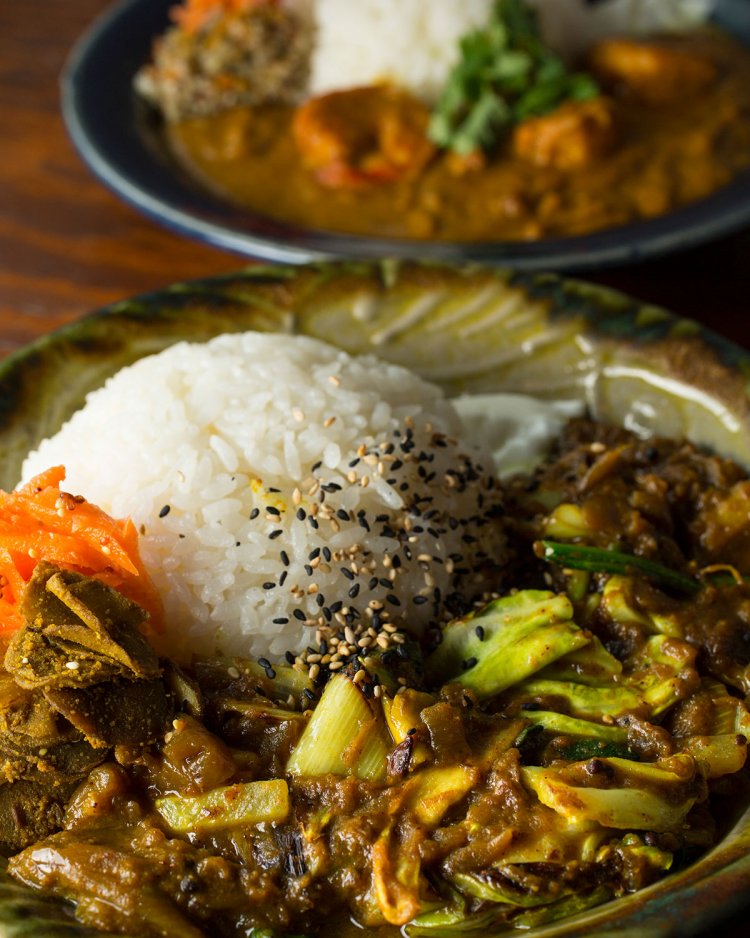 野菜Curry＆rice1100円。甘みを増して旨味を吸う、干した大根や長ネギ、エリンギなどが入る。ロースト感も秀逸。海老Curry＆rice1300円。