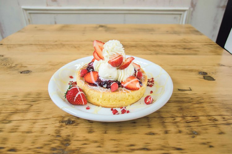 いちごと森いちご、ラズベリーがたっぷりのった、いちごベリーパンケーキ1430円。