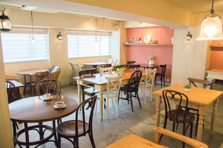 少し入り組んだ店内は、テーブルや椅子の種類もさまざま。