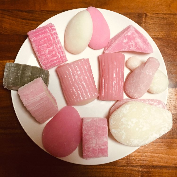 今回のすあま勢ぞろい（「立花本店」のやつを一つ食べてしまったので写真は14個しか写ってない）