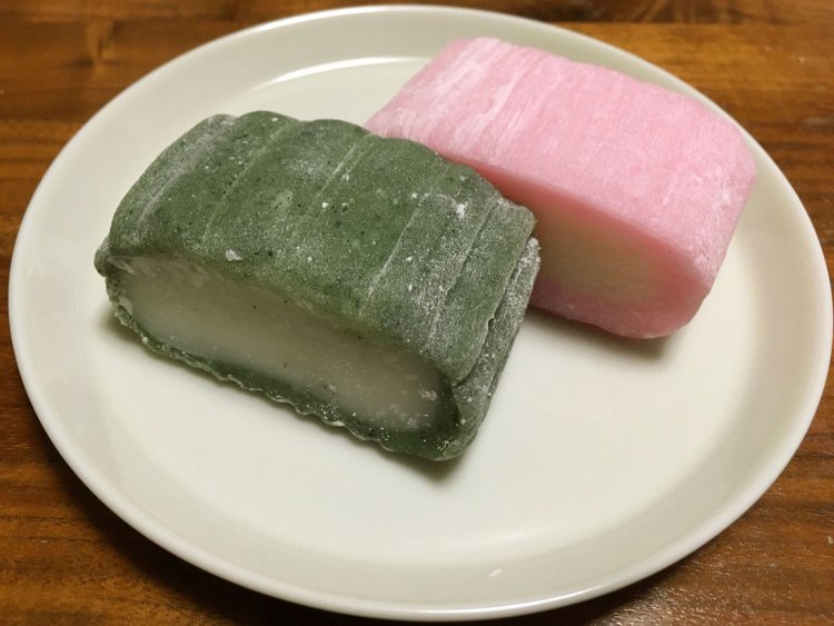 巣鴨「すがも園」のすあま（珍しい緑色）