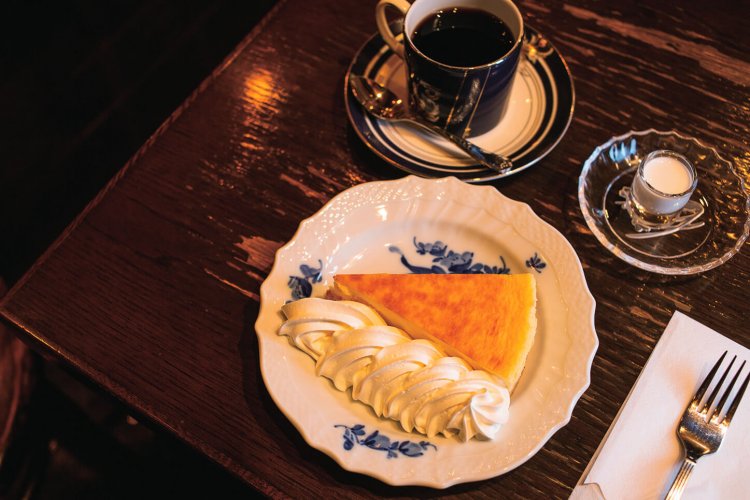 ホイップをたっぷり付けて食べたい、自家製のニューヨークチーズケーキのセット950円（単品は500円）。アイスは＋50円。