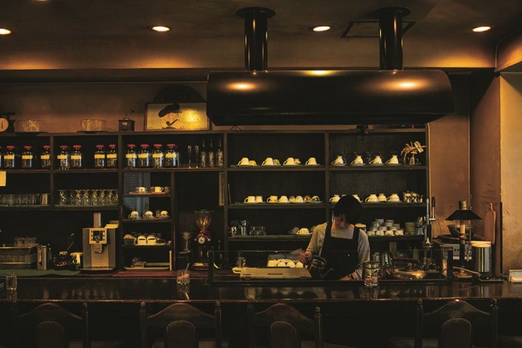 八丁堀で1973年に創業し、1985年より神田に。カウンターにはロイヤルコペンハーゲンなどのカップが。