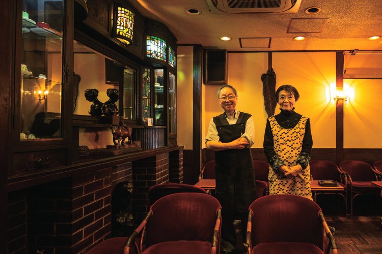 3代目店主の岡本由紀子さんとチーフの佐々木信博さん。