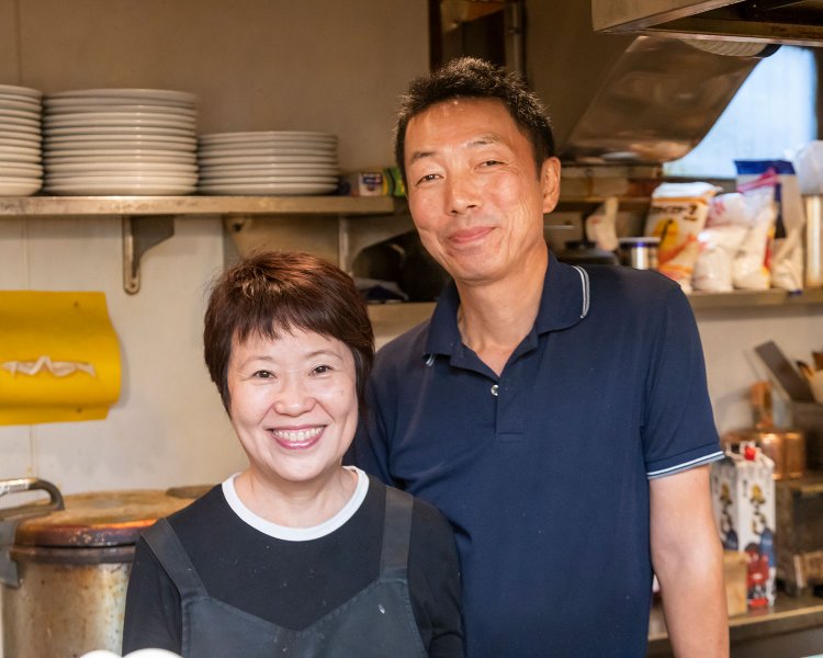 関根志保さんと、オムライス担当の清実さん、夫妻で調理。