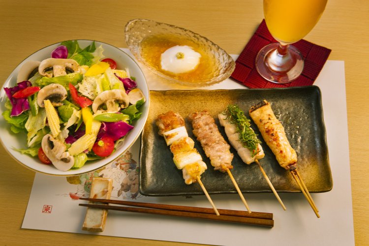 グリーンサラダ600円、串焼き（ねぎ間、せせり、笹身梅しそ、つくね）各250～350円。温泉玉子300円は濃厚な黄身が美味。