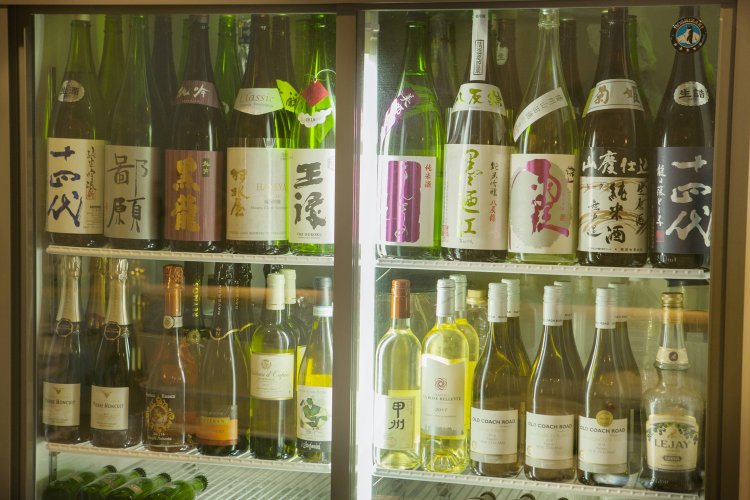 厳選した酒類が燦然と輝く冷蔵庫。