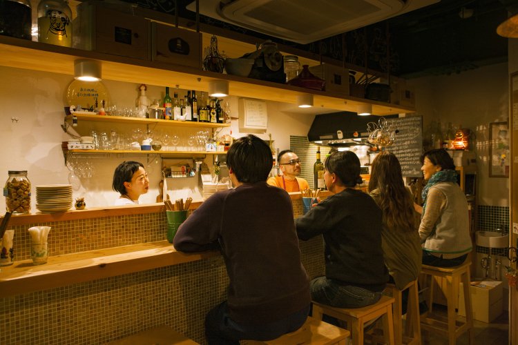 平日でも早い時間からにぎわう店内。