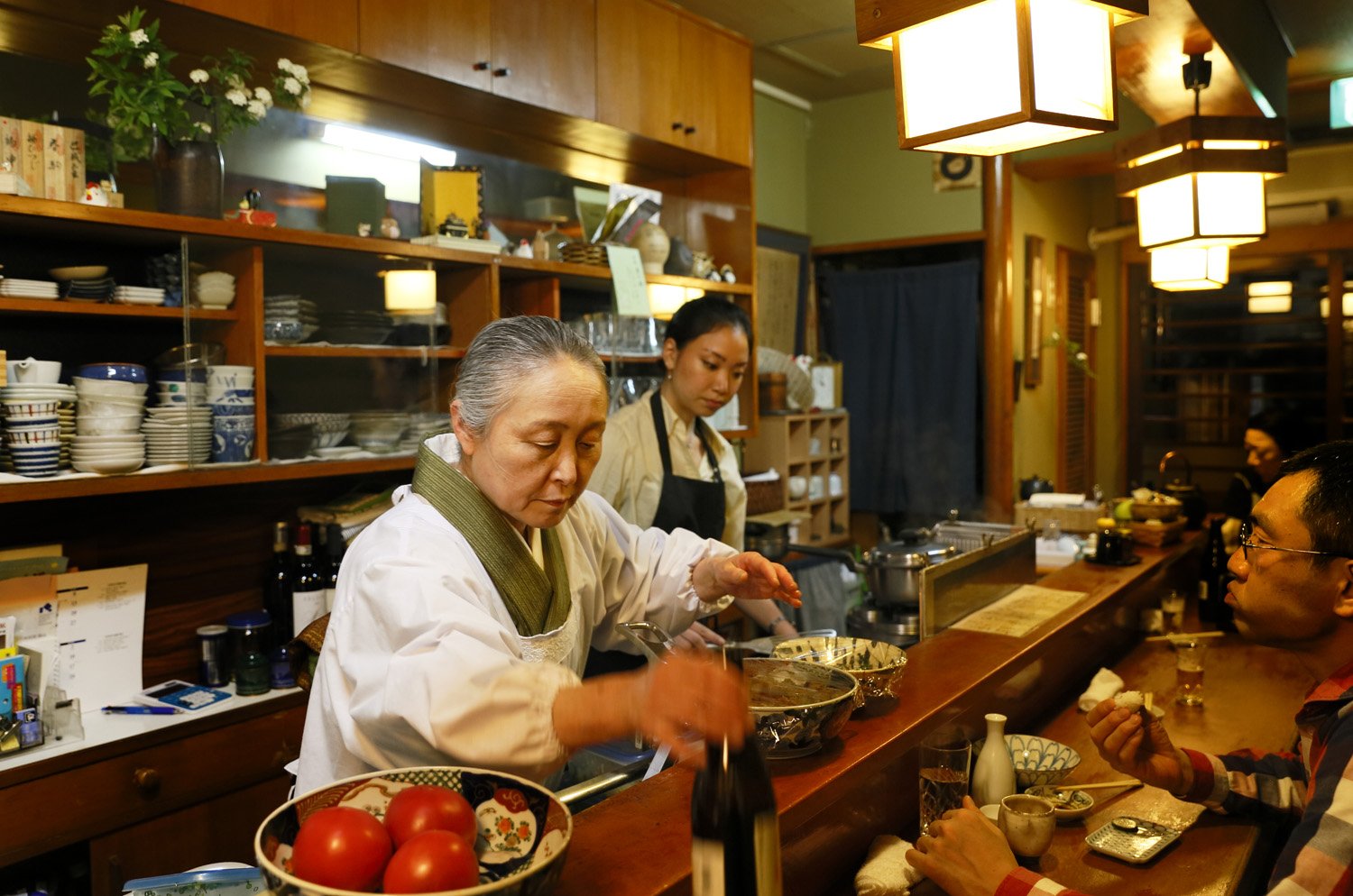 夜になると雰囲気が一変 観光地 鎌倉の地元民御用達の名居酒屋 さんたつ By 散歩の達人