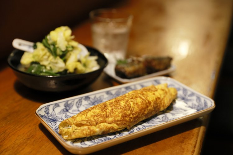 しらすねぎのオムレツ800円（税別）は割ると中からしらすがどっさり。あさりキャベツ800円（税別）、いわしの黒酢煮700円（税別）も酒の肴にピッタリ。