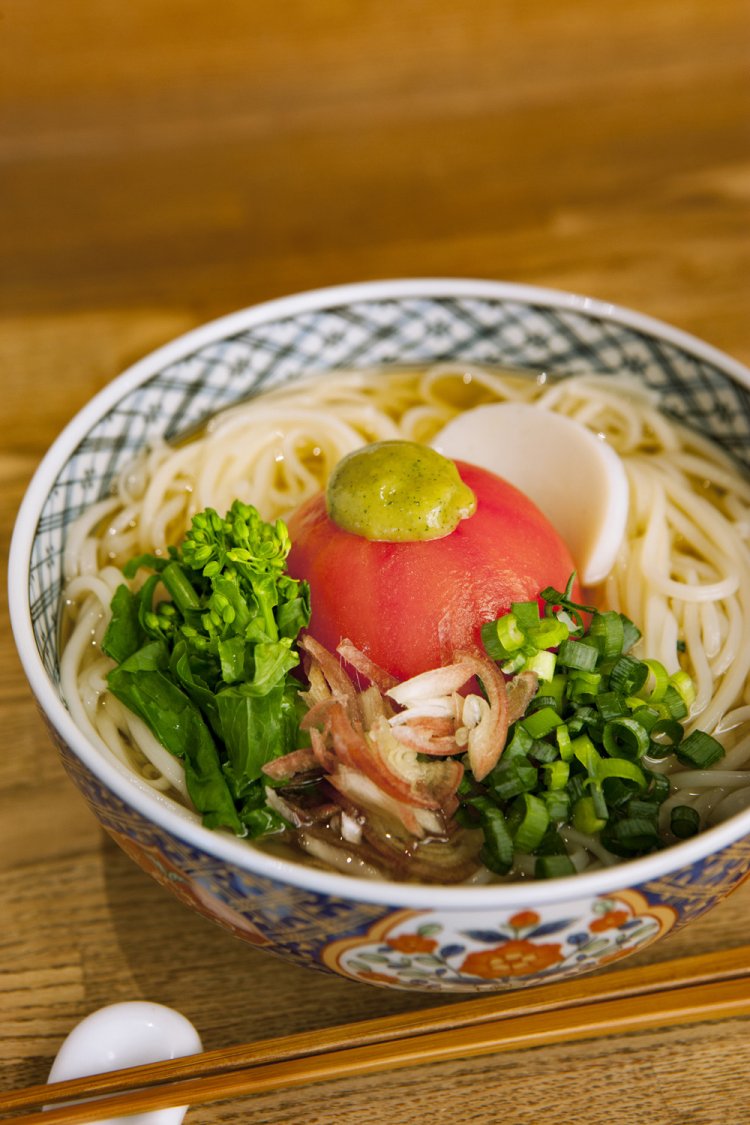 トマトの煮浸しがドンとのった、人気の丸ごとトマトのぶっかけ麺1350円。