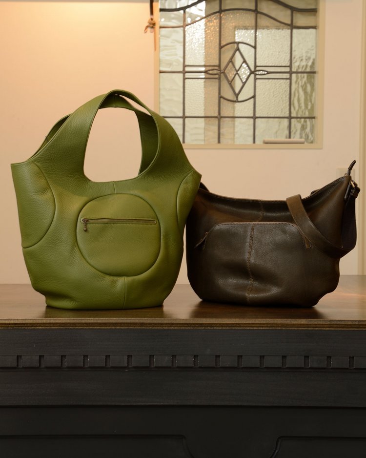 デザインの楽しい大容量のトート（左）、収納力抜群のショルダー。