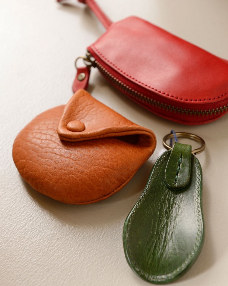 手前から、携帯靴べら2750円、取り出しやすいコインケース、袋状のキーケース4180円。