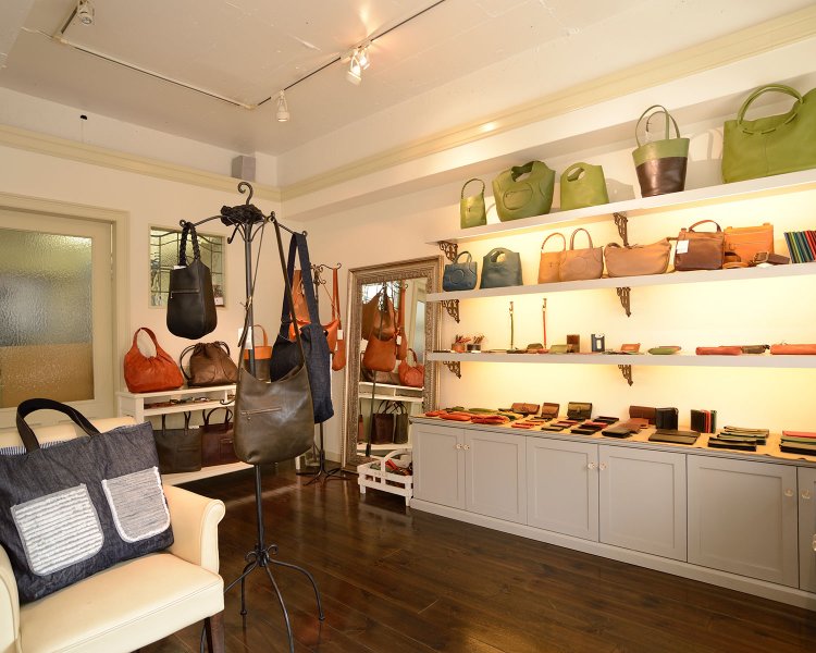 店内奥の工房から直送。 