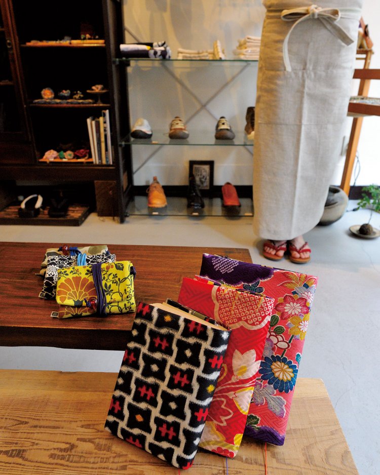 奥のエプロンは丈を調節できて誰にでもフィットできるすぐれもの。