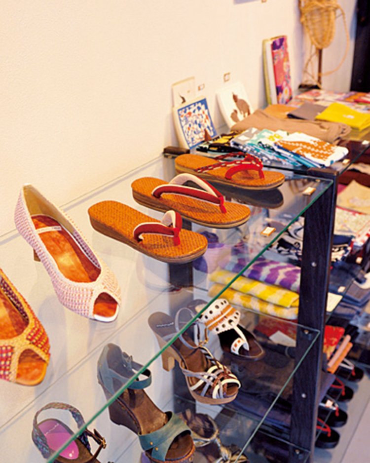 帯締めを使った定番の草履ほか、女性ものはことに充実。