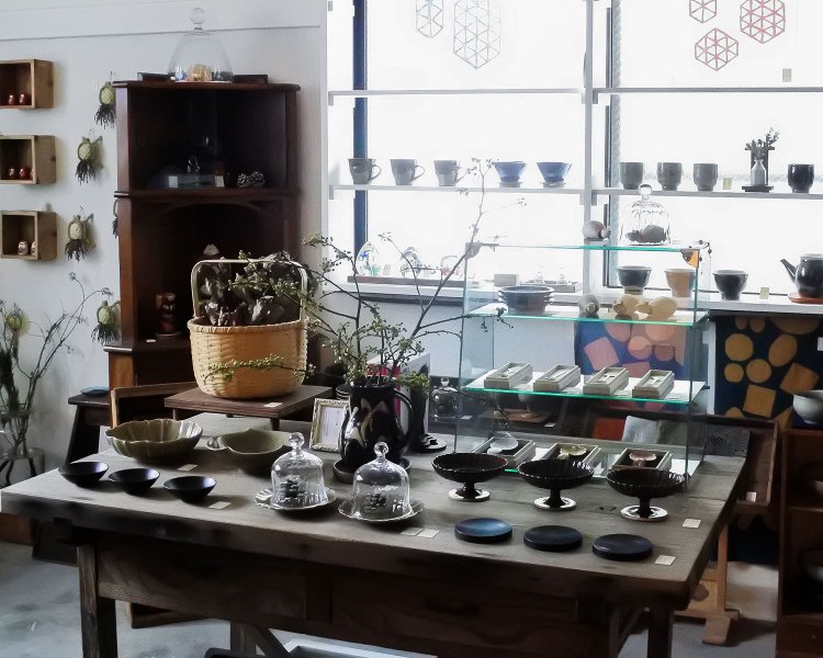 落ち着いた店内には熟練の職人から若手作家が作ったものまで、こだわりの品がずらりと並ぶ。