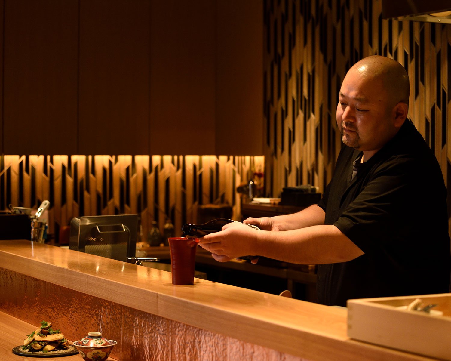 店主は大塚にあった名酒場『こなから』で 19年料理を担当。日本酒は穏やかな味わ いの食中酒向きを中心に燗４種、冷や16 種ほど用意。日によっておすすめが提供される。