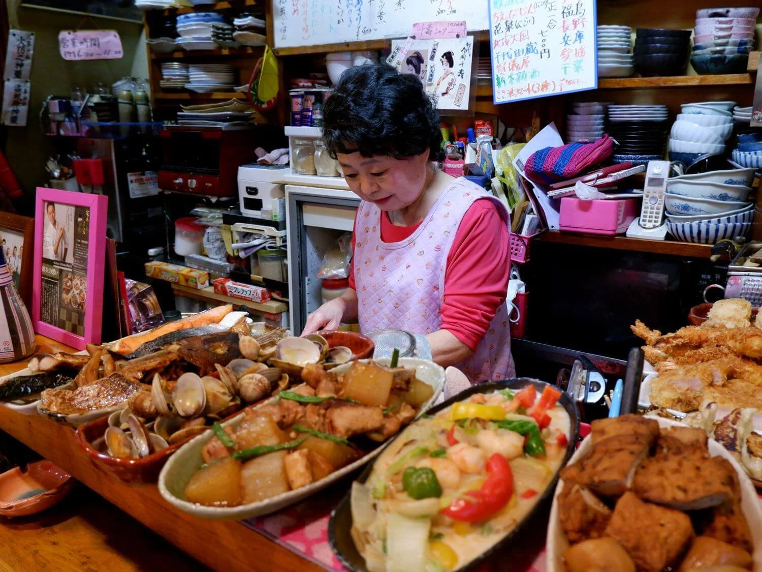 ピンク色に包まれた居酒屋 たみちゃん で 立石のお母さん を見つける さんたつ By 散歩の達人
