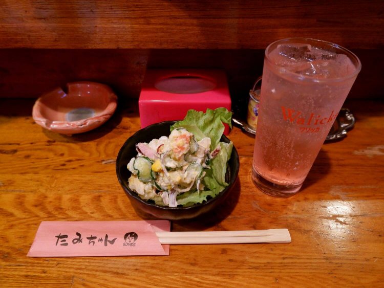 ポテトサラダ 400円、たみちゃんサワー（グラス）500円