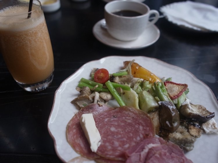 ハムやサラダ類も盛りだくさんでおなかいっぱい！