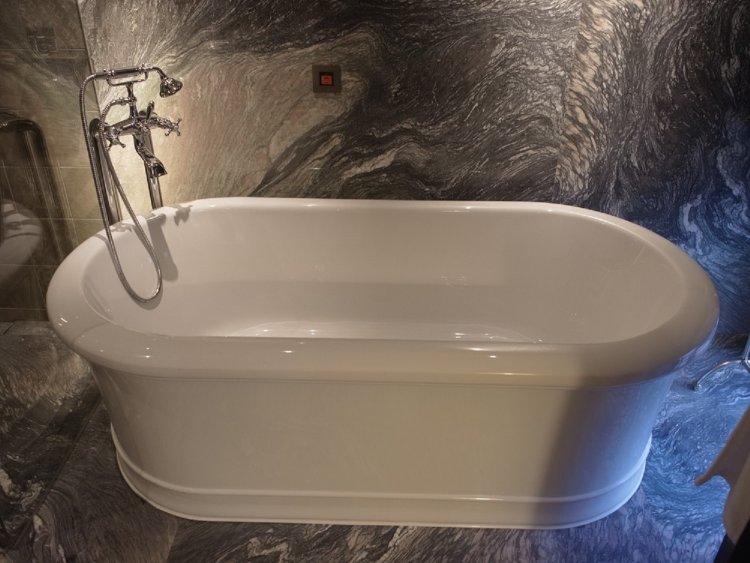 映画にでてくるようなバスタブ。