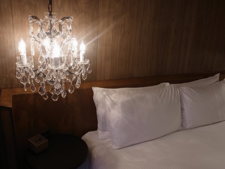 ベッド横のシャンデリアの装飾がおしゃれ。