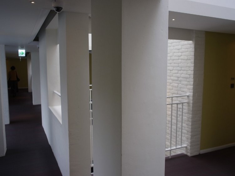 白壁で、清潔感のあるホテル。