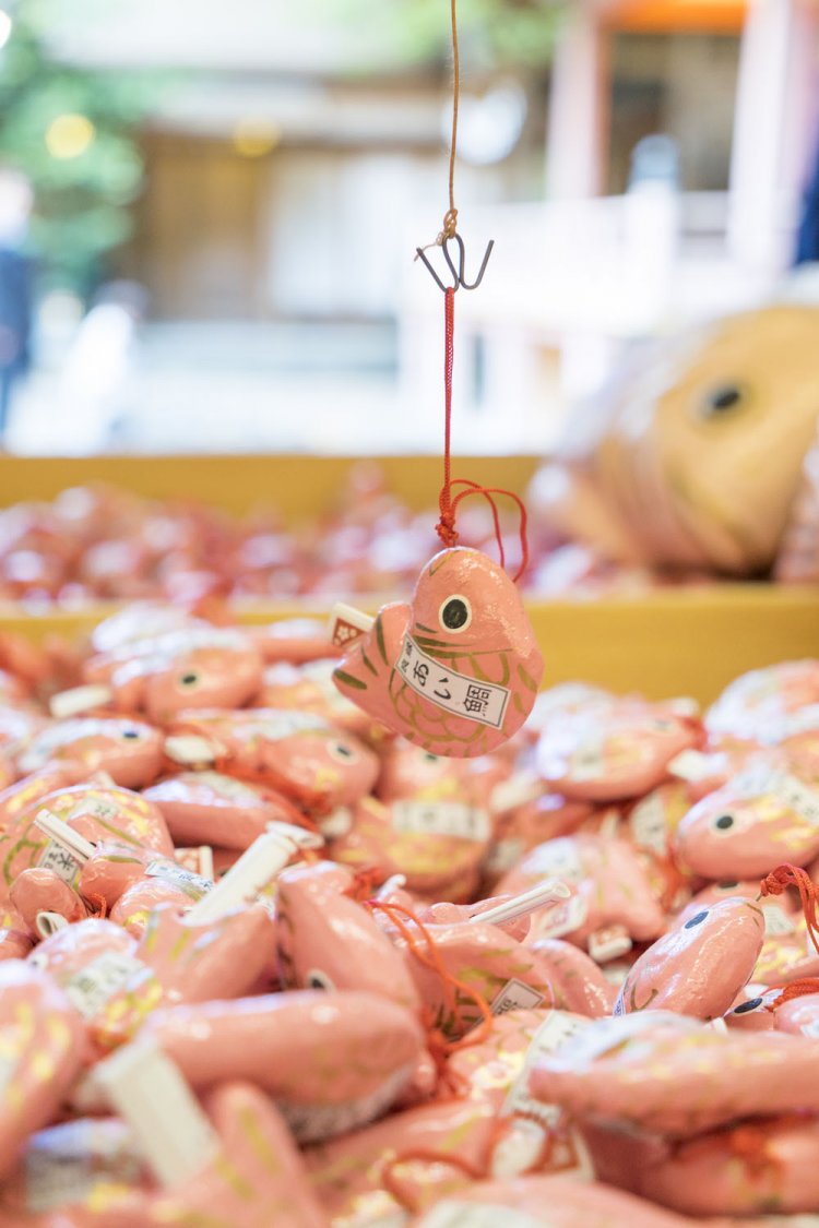 あい鯛みくじ300円。縁結びのお守りは500円前後。使えば使うほど相手との距離が縮まる赤縁筆300円など、ユニークなものも。