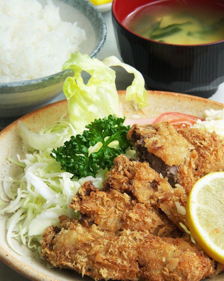 牛かつ定食1500円。漬物も自家製。