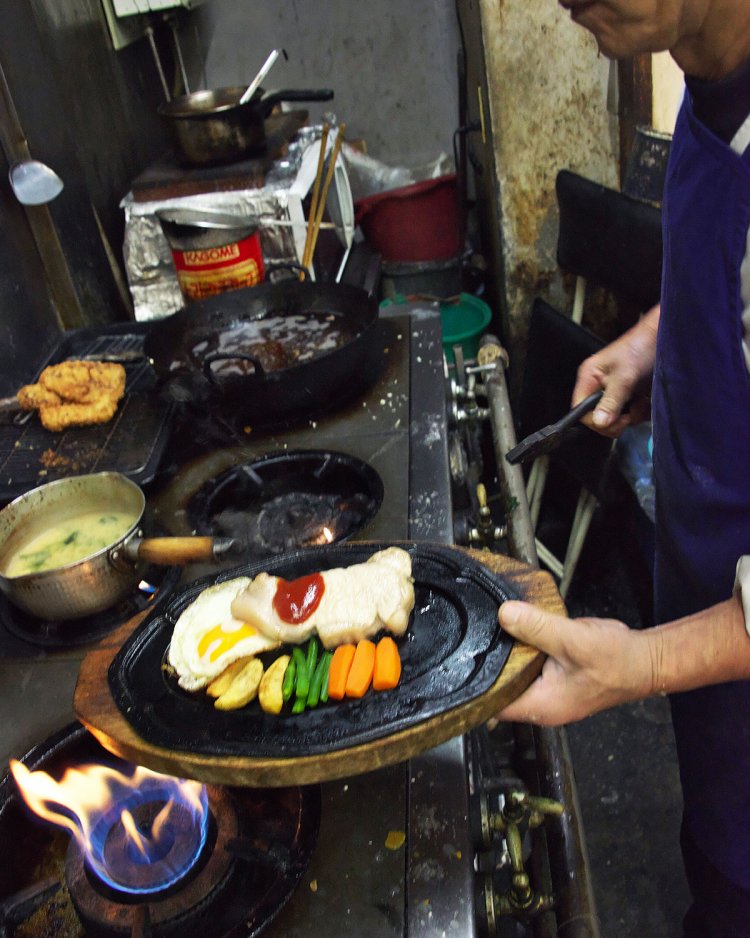 ポークソテー1050円はもっと分厚くという追加注文も可能。