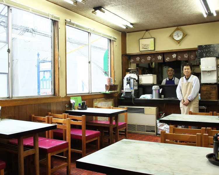 最初は高級洋食店として開業、今は気軽で美味な２階の『マルミ』。