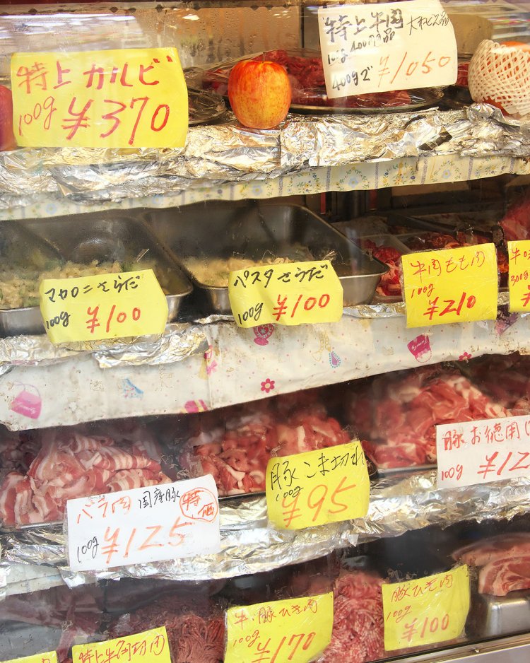 牛ステーキは注文後に１階でカット（1300円～）。