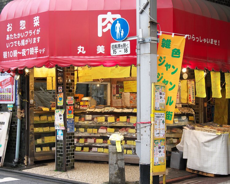 手作り総菜や漬物が並ぶご近所の味方。