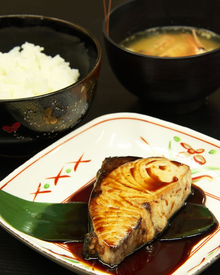 本日の魚定食はブリ照り焼き。味噌汁も価格も日替わりで600～800円。
