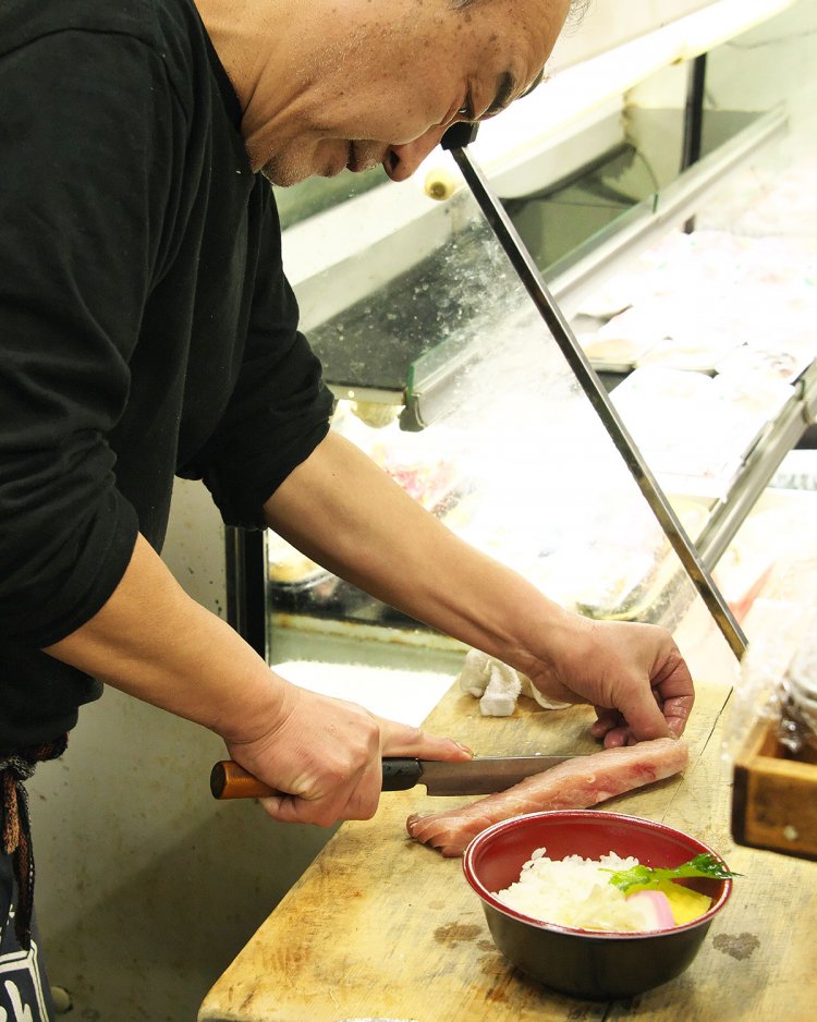 店主は寿司職人。