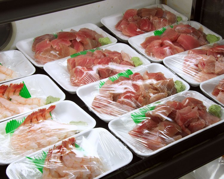 街の鮮魚店風だが味は本格派で夜は居酒屋になる「食べて飲める魚屋です」。