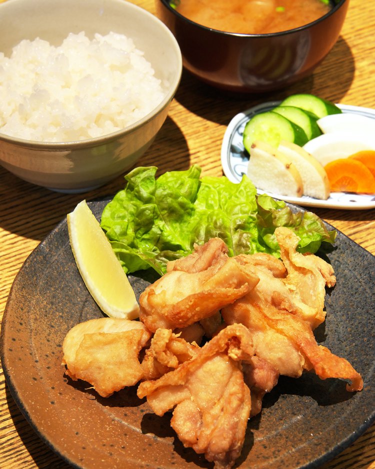 鳥唐揚げ定食塩味870円のほか普通の唐揚げも美味。