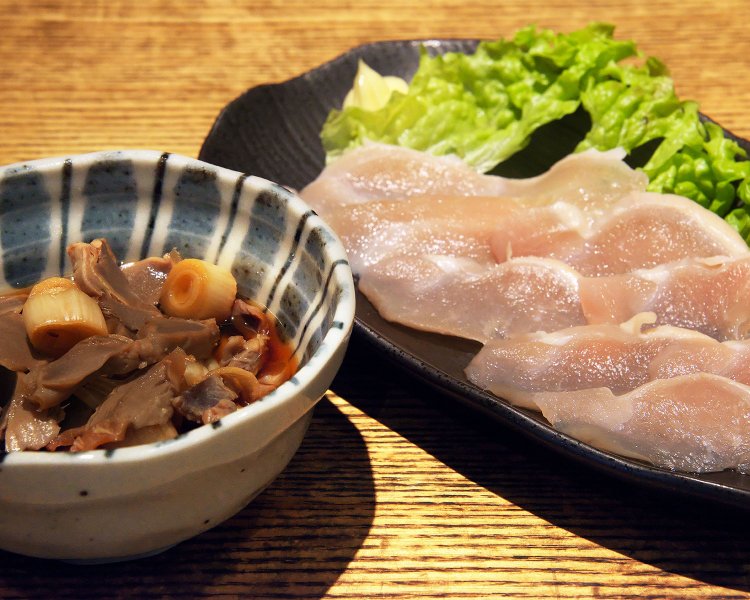 砂肝のスタミナ漬け380円（左）は細切りで食べやすい。あかね鳥の生ハム650円（右）もおすすめ。