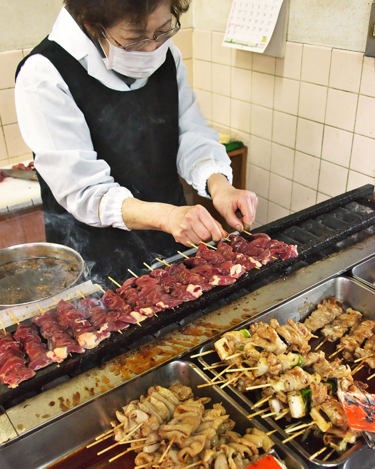 鶏肉店内は焼き鳥の芳香が。
