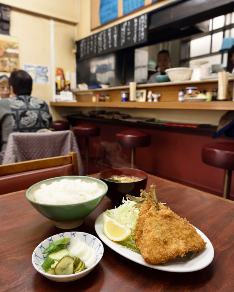 揚げ物の旨さがわかるアジフライ定食700円。